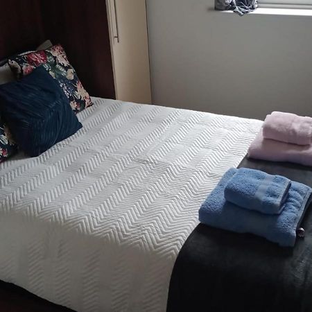 Notting Hill Next Door Bedroom In The Share Flat 런던 외부 사진
