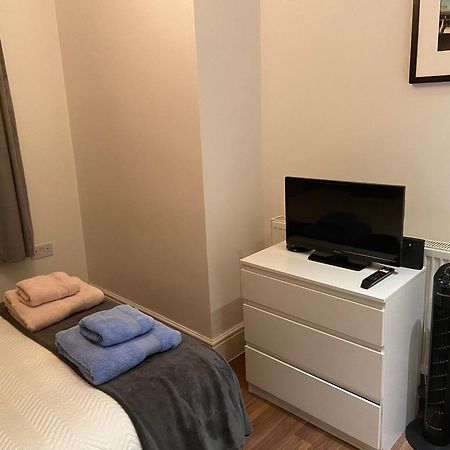 Notting Hill Next Door Bedroom In The Share Flat 런던 외부 사진