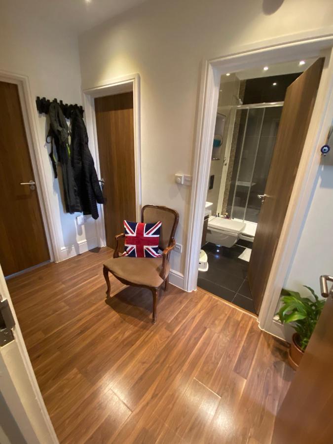 Notting Hill Next Door Bedroom In The Share Flat 런던 외부 사진