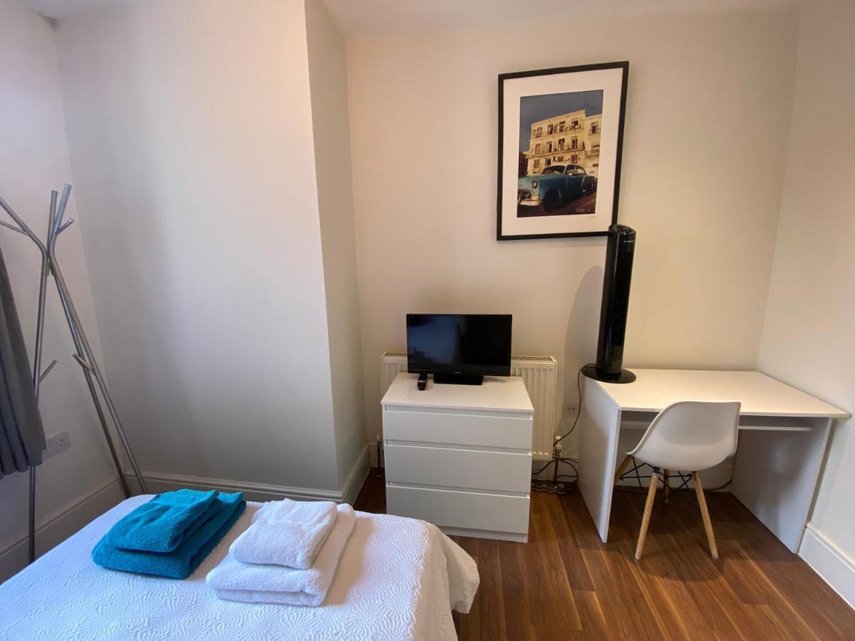 Notting Hill Next Door Bedroom In The Share Flat 런던 외부 사진