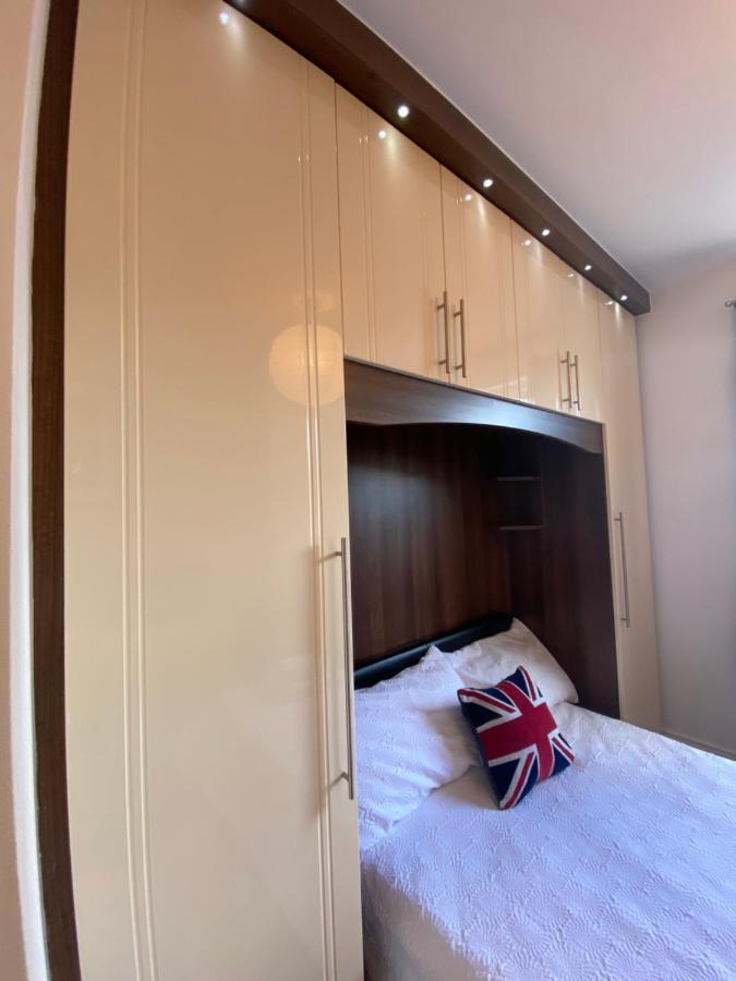 Notting Hill Next Door Bedroom In The Share Flat 런던 외부 사진
