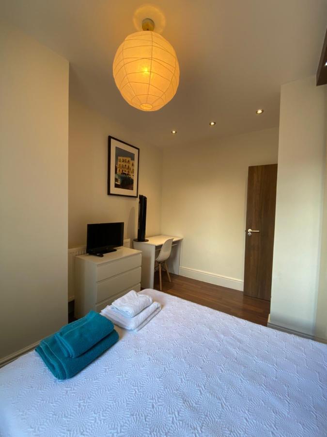 Notting Hill Next Door Bedroom In The Share Flat 런던 외부 사진