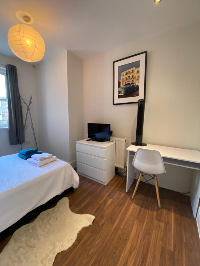 Notting Hill Next Door Bedroom In The Share Flat 런던 외부 사진