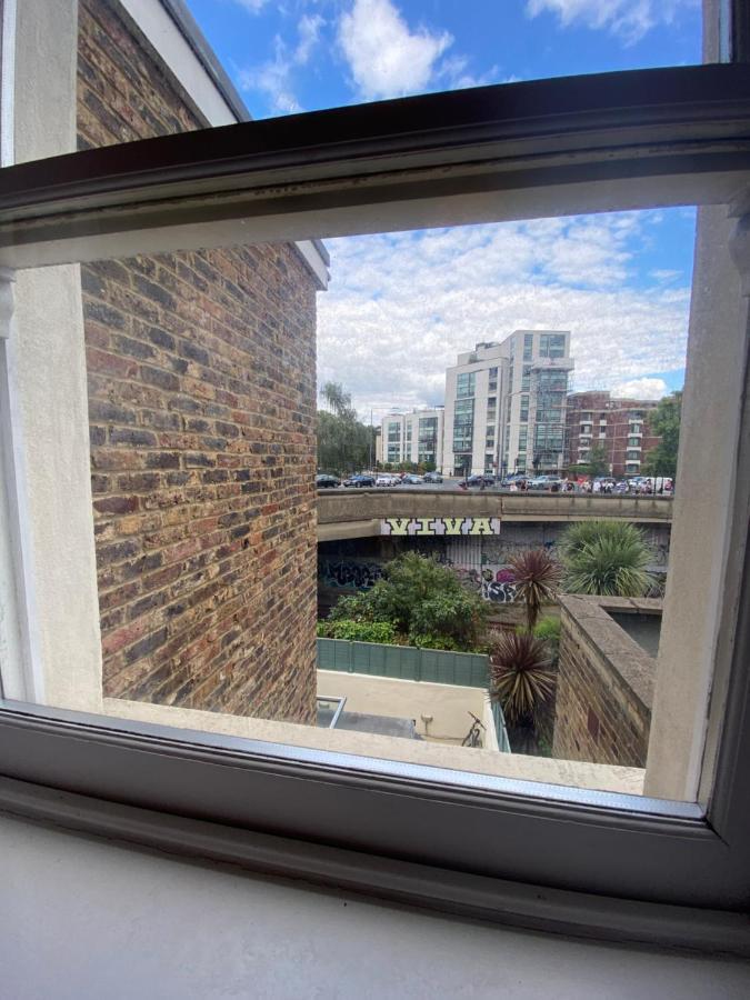 Notting Hill Next Door Bedroom In The Share Flat 런던 외부 사진