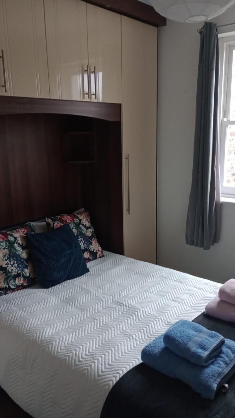 Notting Hill Next Door Bedroom In The Share Flat 런던 외부 사진