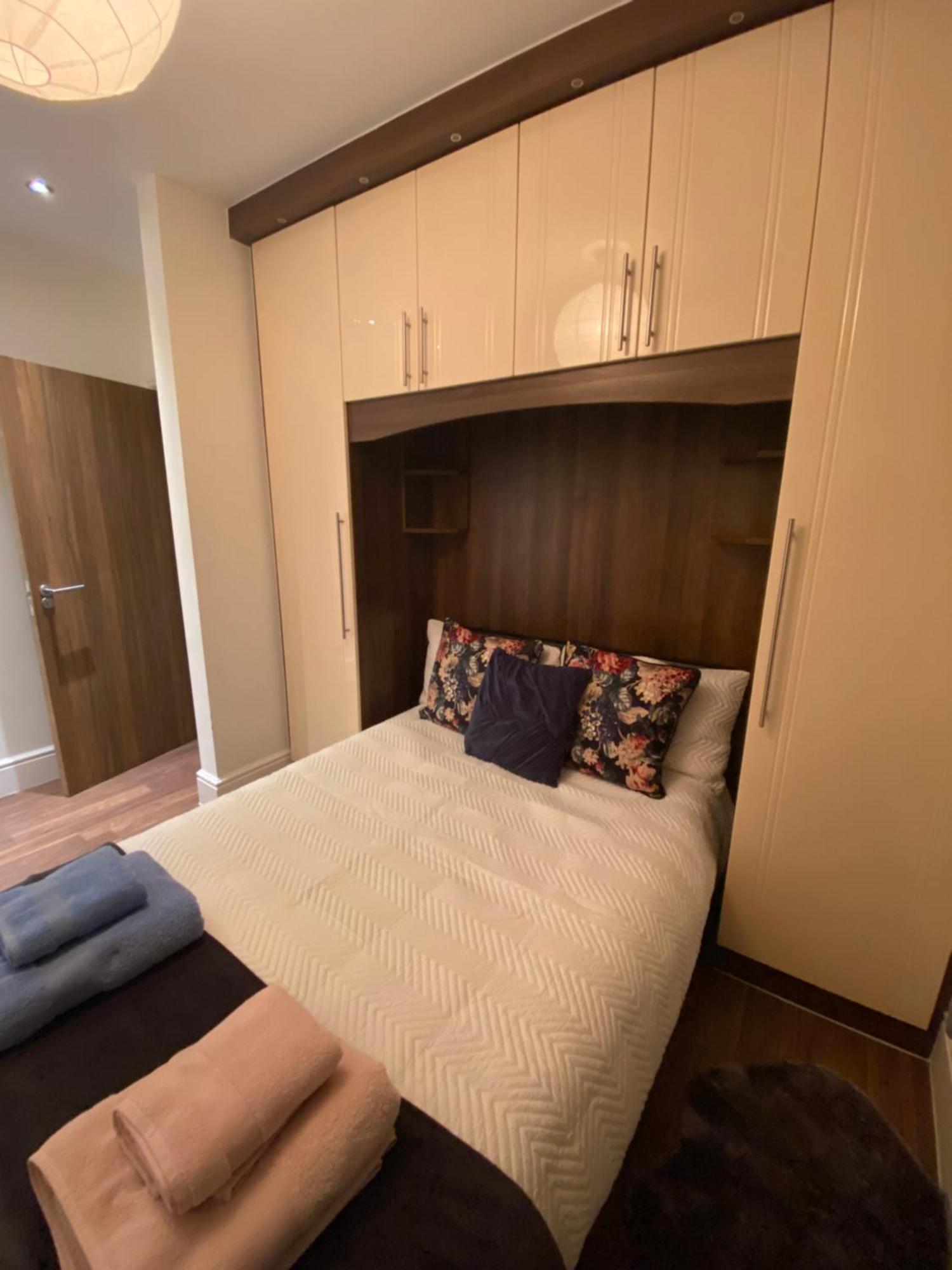 Notting Hill Next Door Bedroom In The Share Flat 런던 외부 사진
