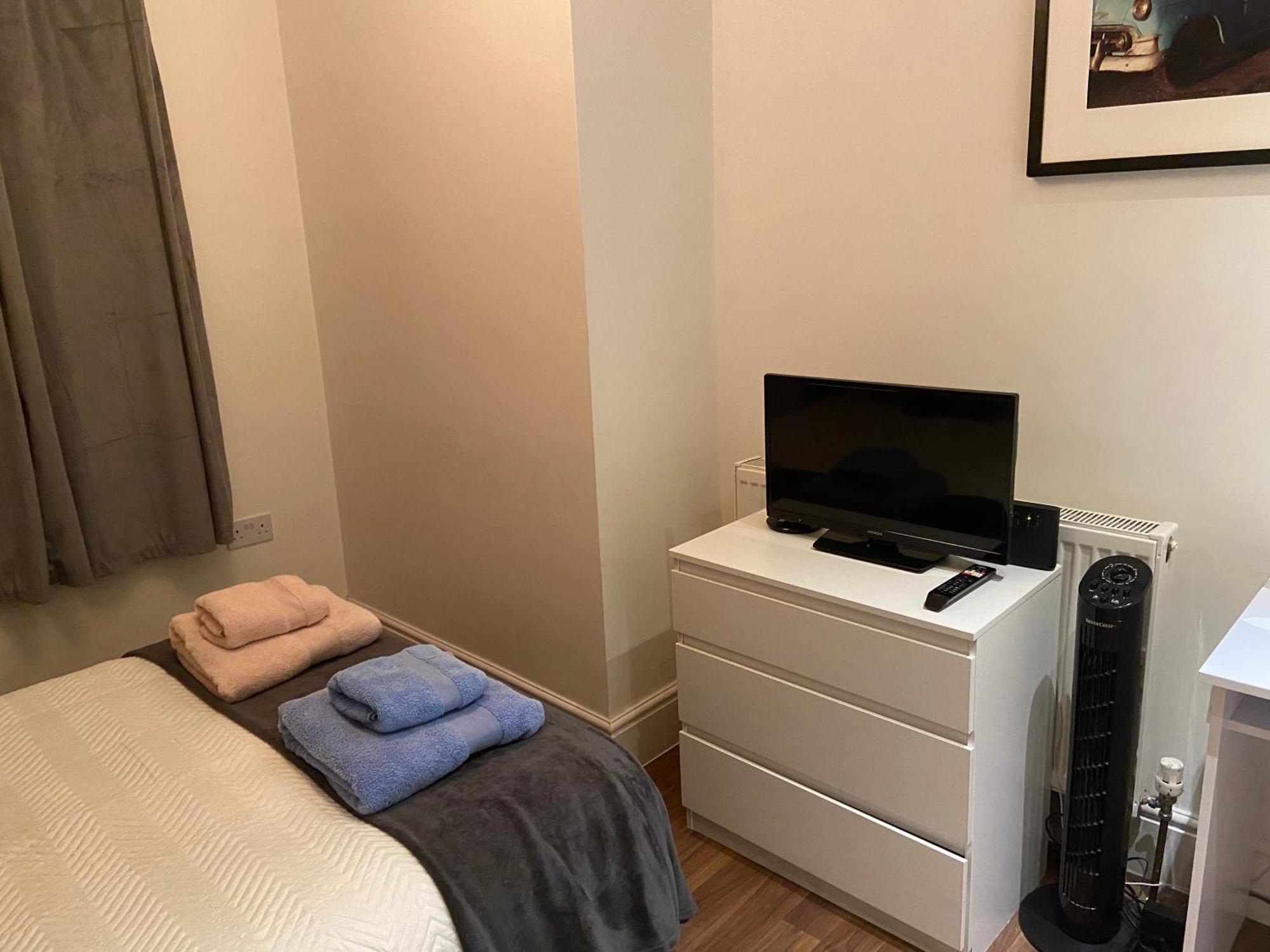 Notting Hill Next Door Bedroom In The Share Flat 런던 외부 사진